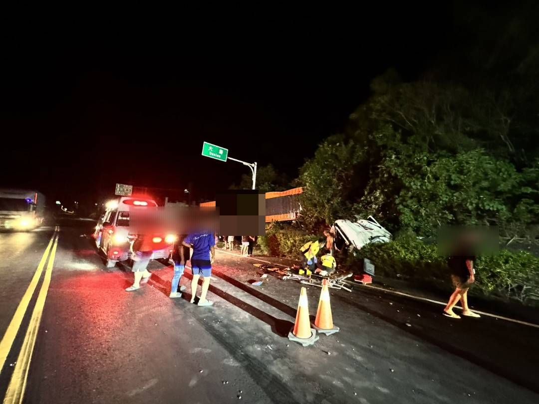 營業貨運曳引車,附掛營業半拖車,大鳥路段,自撞對向山壁