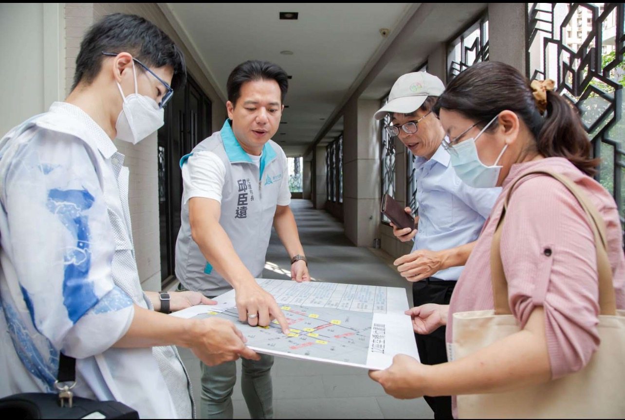 邱臣遠代理市長視察關埔地區空橋進度 首座民間捐贈空橋將於8月底開工