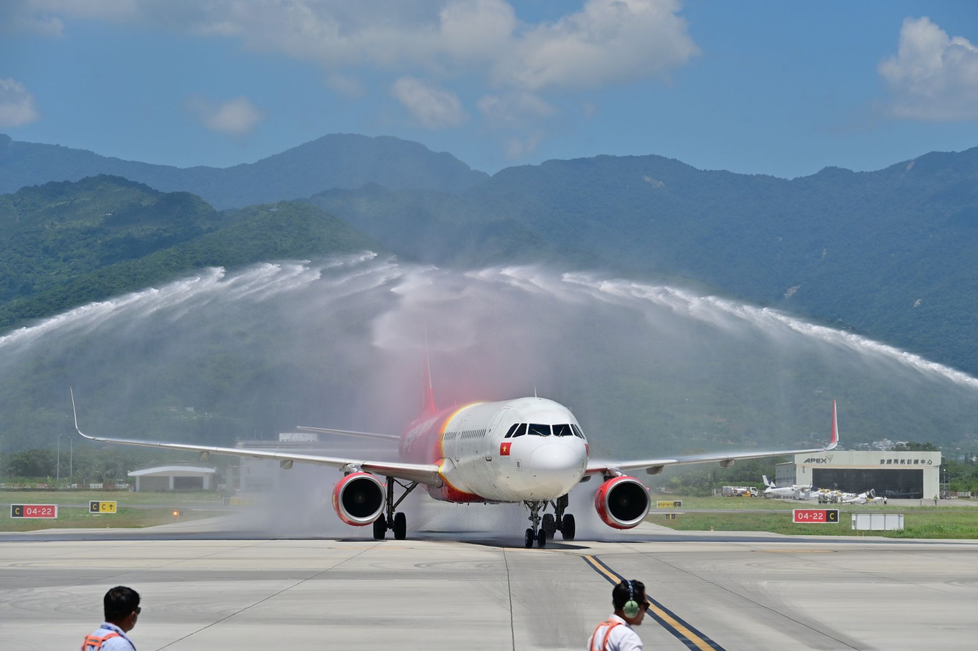 首架外籍航空落地臺東  迎來首次越南包機230遊客參訪