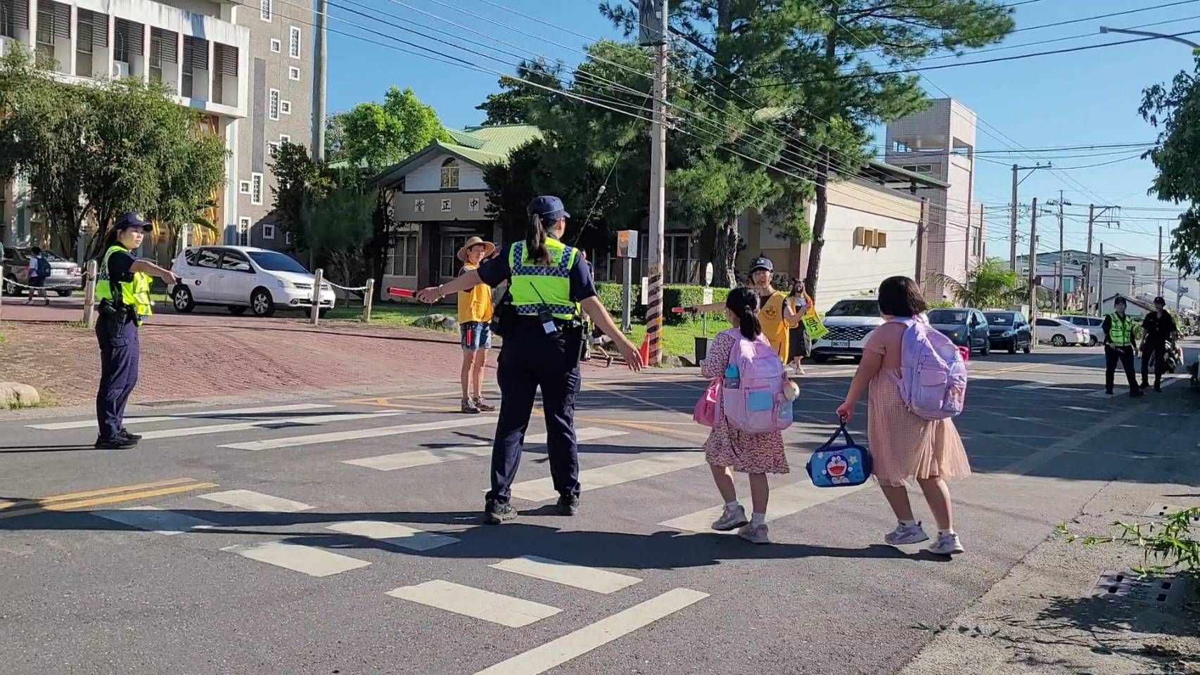 開學囉！關警執行「護童勤務」並於校內宣講「交通安全月」 讓學童們平安到校開心學習