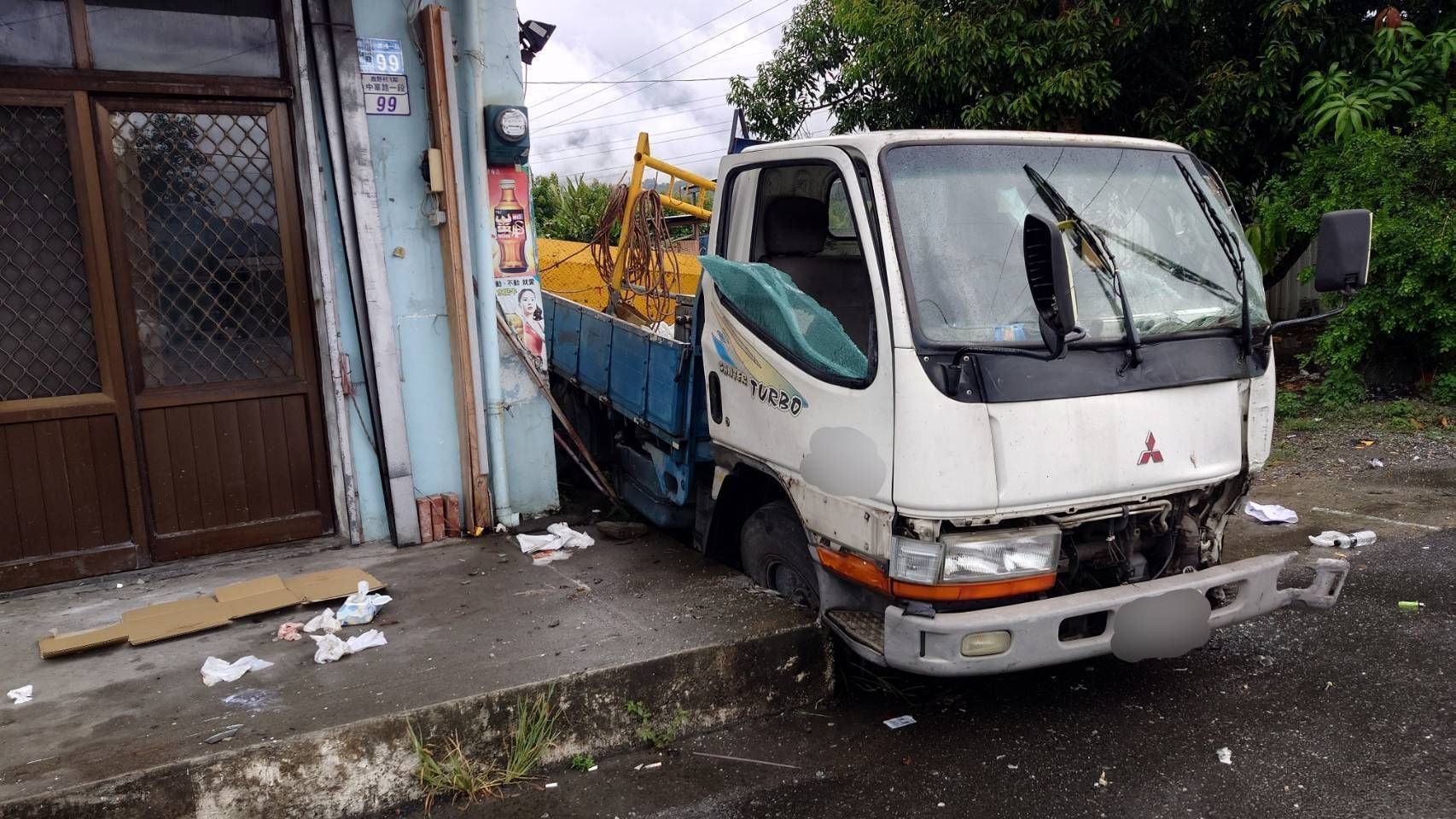 臺東縣鹿野鄉臺9線  小貨車疑似因天雨路滑失控撞擊路旁電線桿