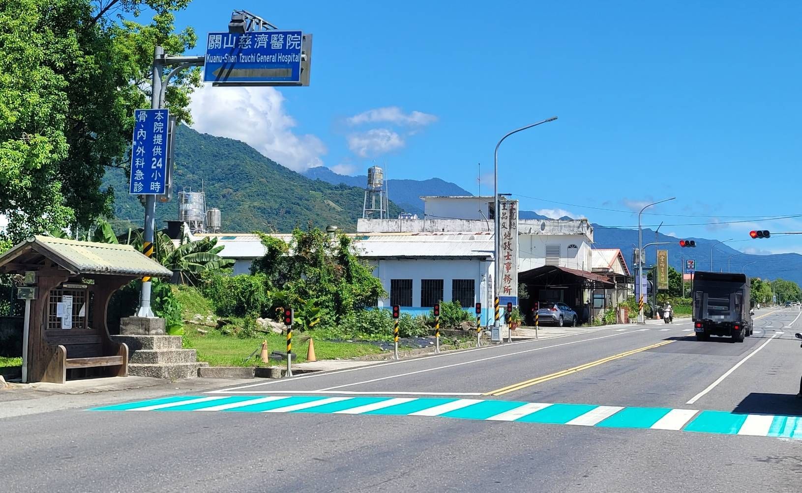 臺東縣縱谷線臺9線劃設「綠白斑馬線」 關山警察分局表示：「不只好看，讓用路人更安全」