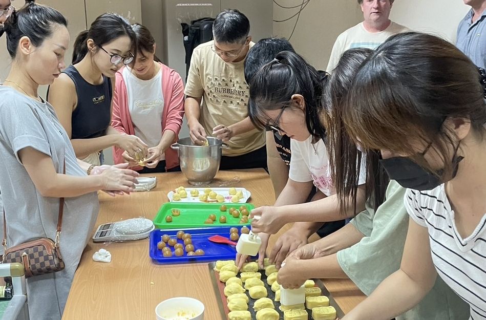 臺東移民署「作伙」新住民  DIY月餅慶中秋