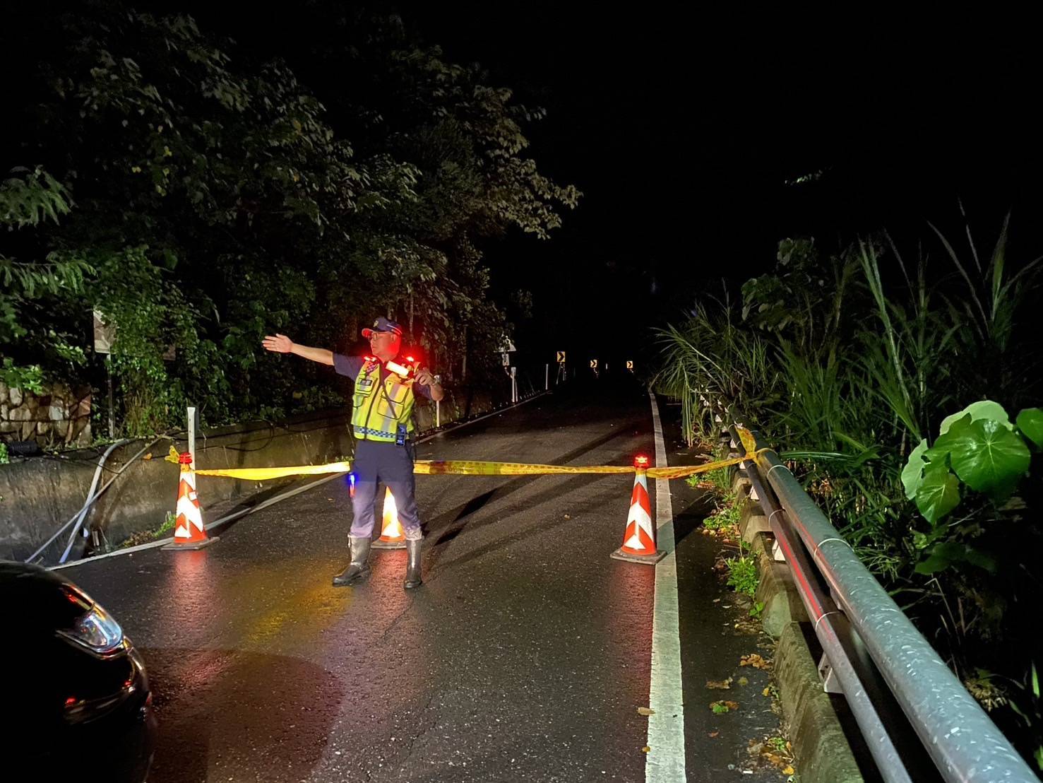 錦安警協助兩村「預警性撤離」護民安 鸞山警通報路權單位移除倒下路樹護交安