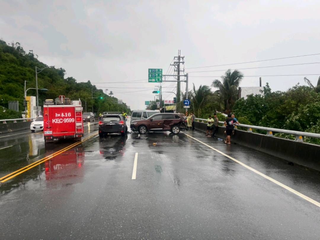 台東駕駛疑似天雨打滑失控  追撞前車並送醫治療