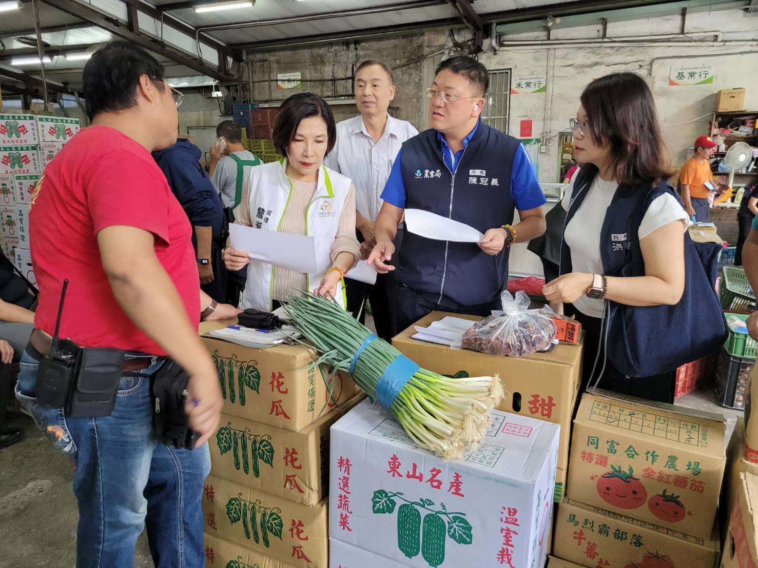 桃市政府農業局啟動防颱應變措施局長陳冠義赴果菜市場了解果菜價格