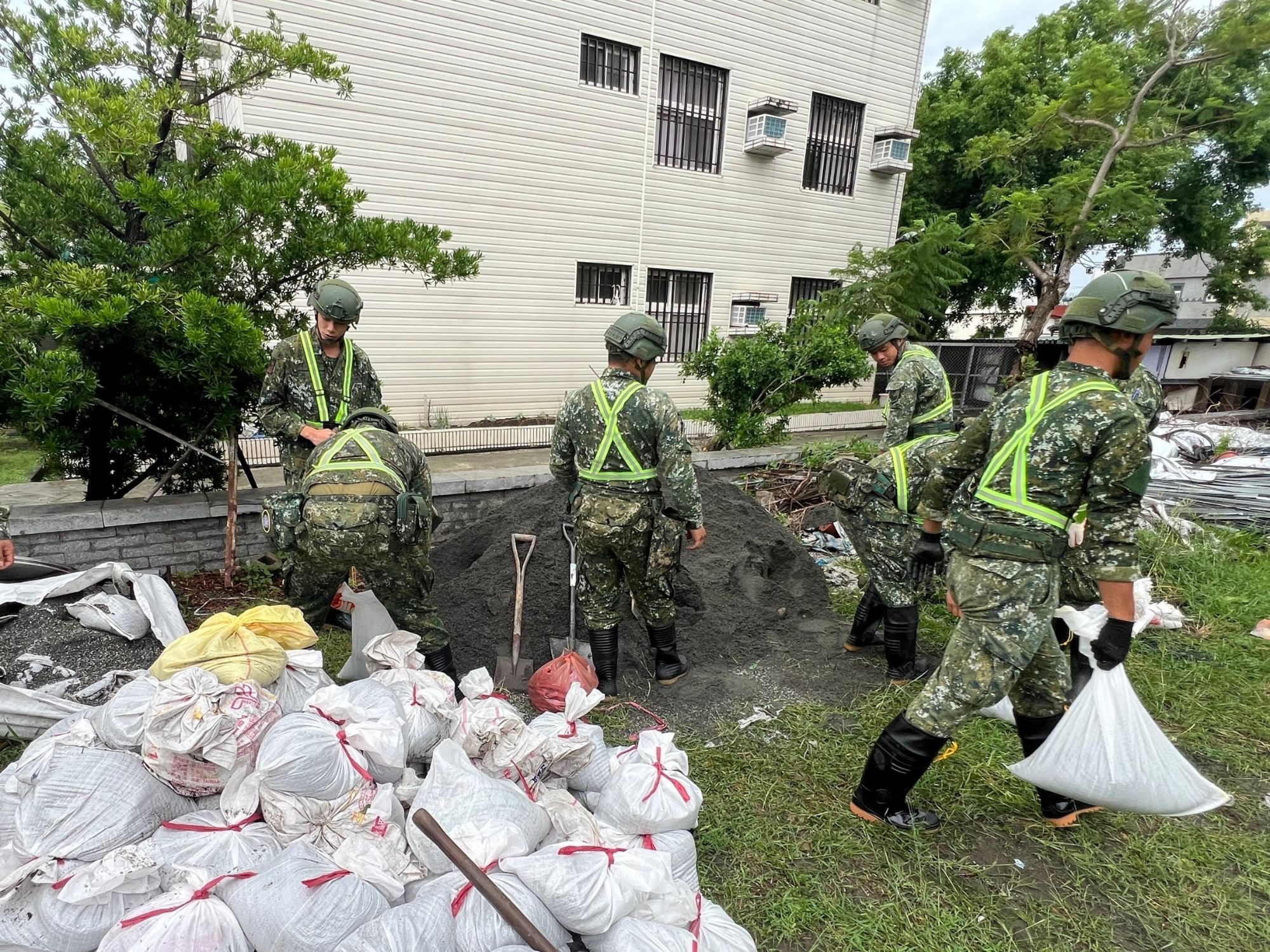 「山陀兒」颱風強勢來襲  陸軍台東地區指揮部派遣兵力至成功鎮公所  共同守護美麗家園