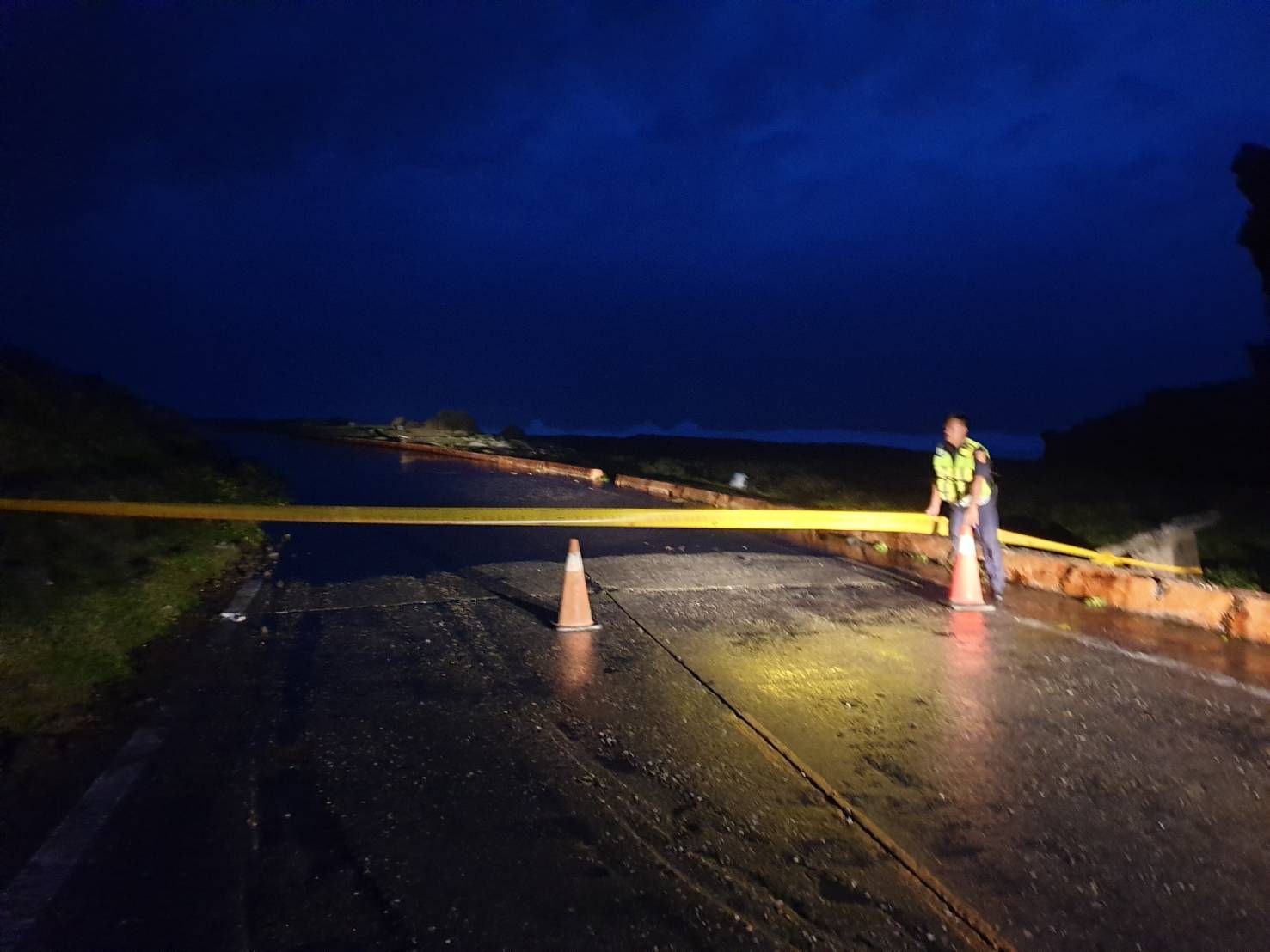 山陀兒颱風來襲  蘭嶼鄉環島公路鱷魚岩路段、往燈塔之路口因浪勢過大實施封閉管制