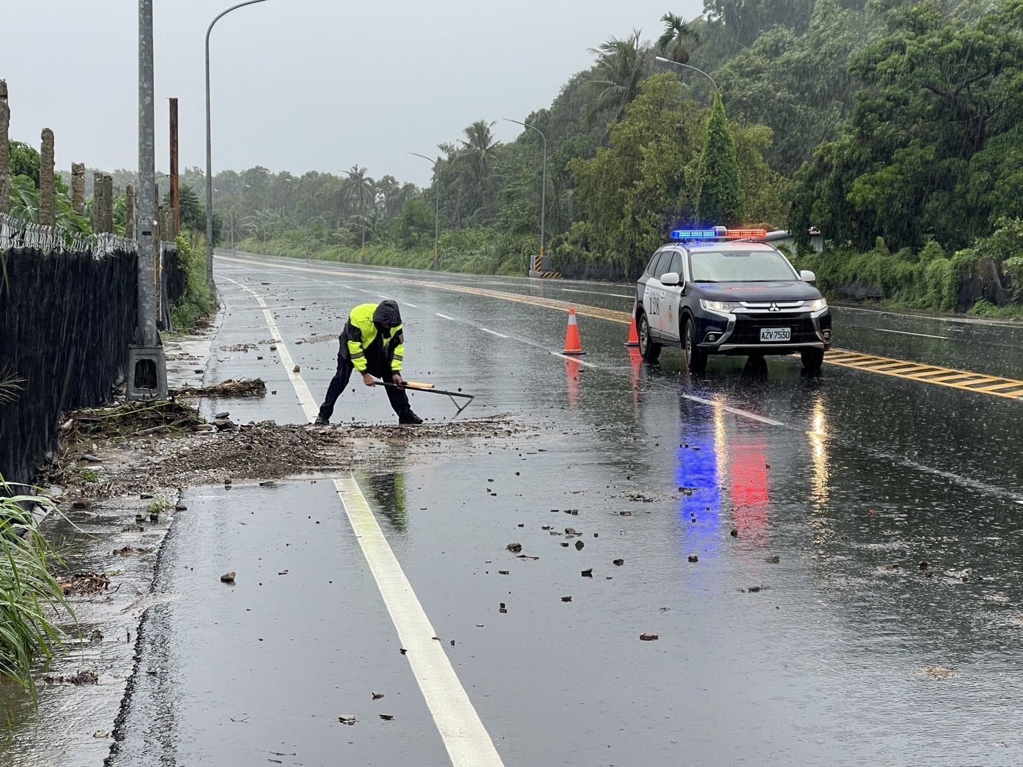 山陀兒颱風來襲 台九線建和地區土石滑落掩蓋路面實施單向管制