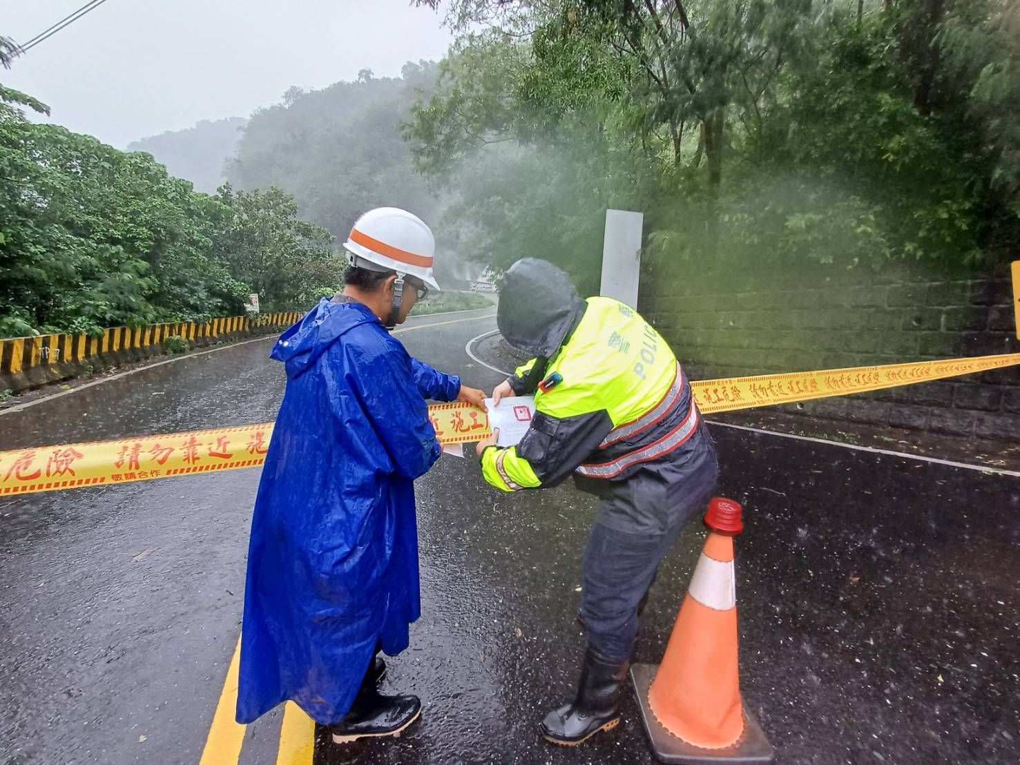 「山陀兒」降豪雨造成溪水暴漲瀕臨警戒線    關山警全力協助鄉公所封橋封路護交安