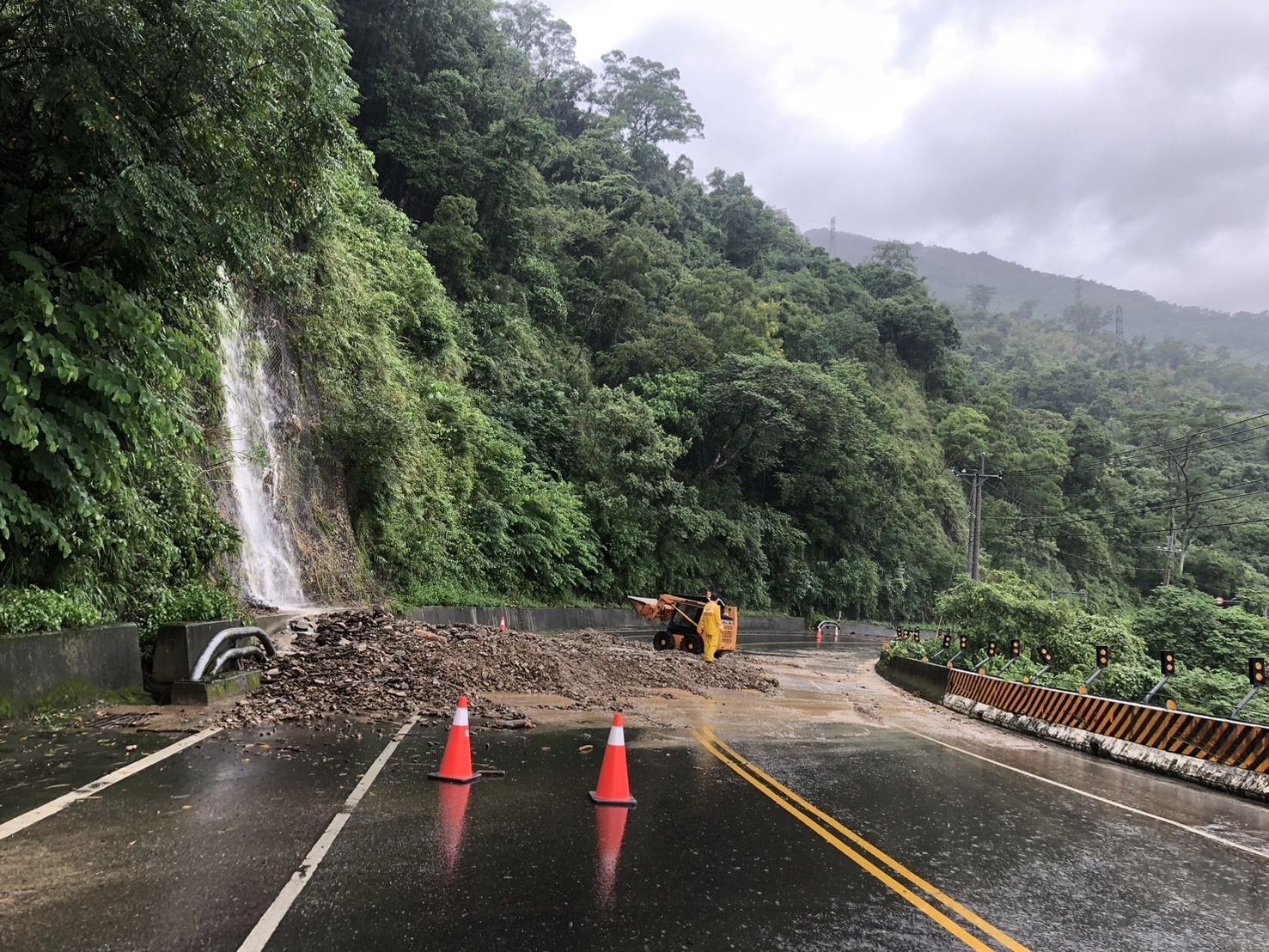 「山陀兒颱風」落石阻道路  臺東警頂風雨助搶通