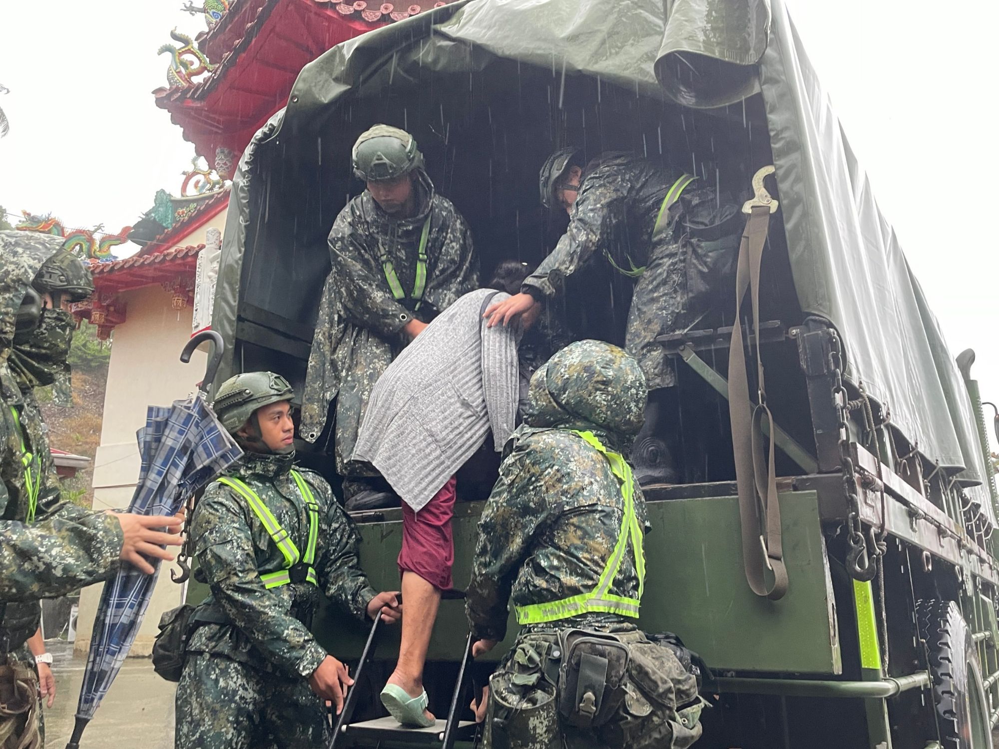 國軍第二作戰區協助山陀兒颱風太麻里鄉及東河鄉居民撤離任務