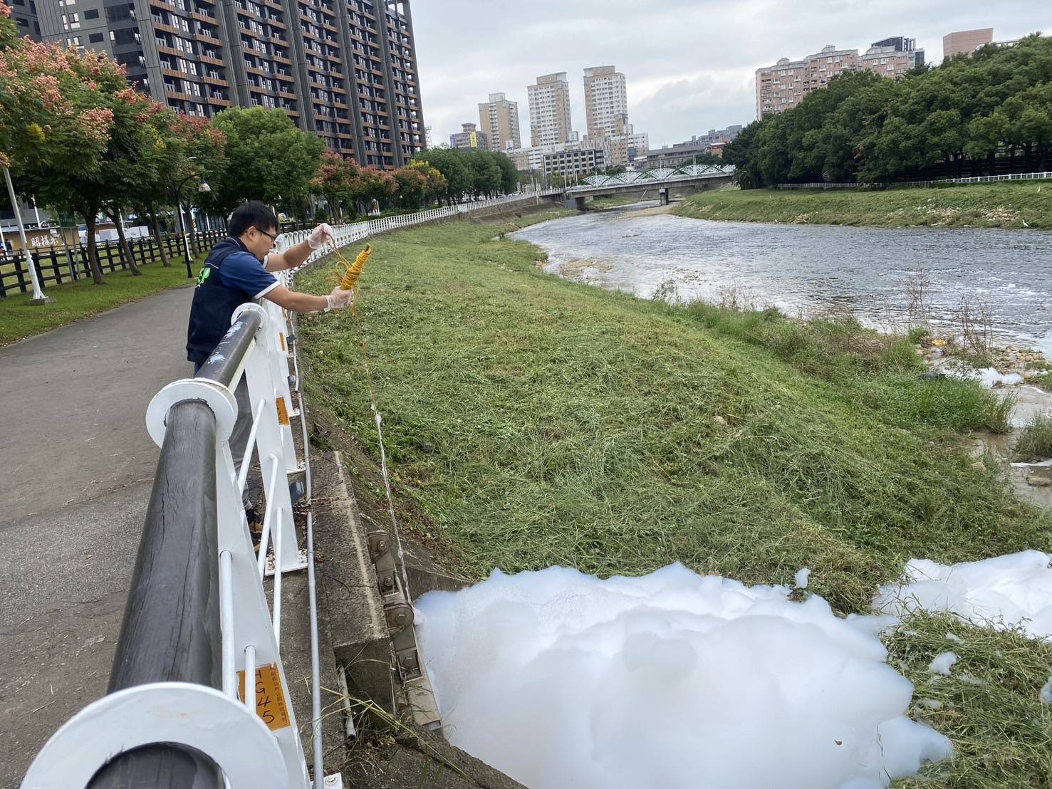 執法沒有假期 國慶日桃園環保局抓到泡泡河元凶