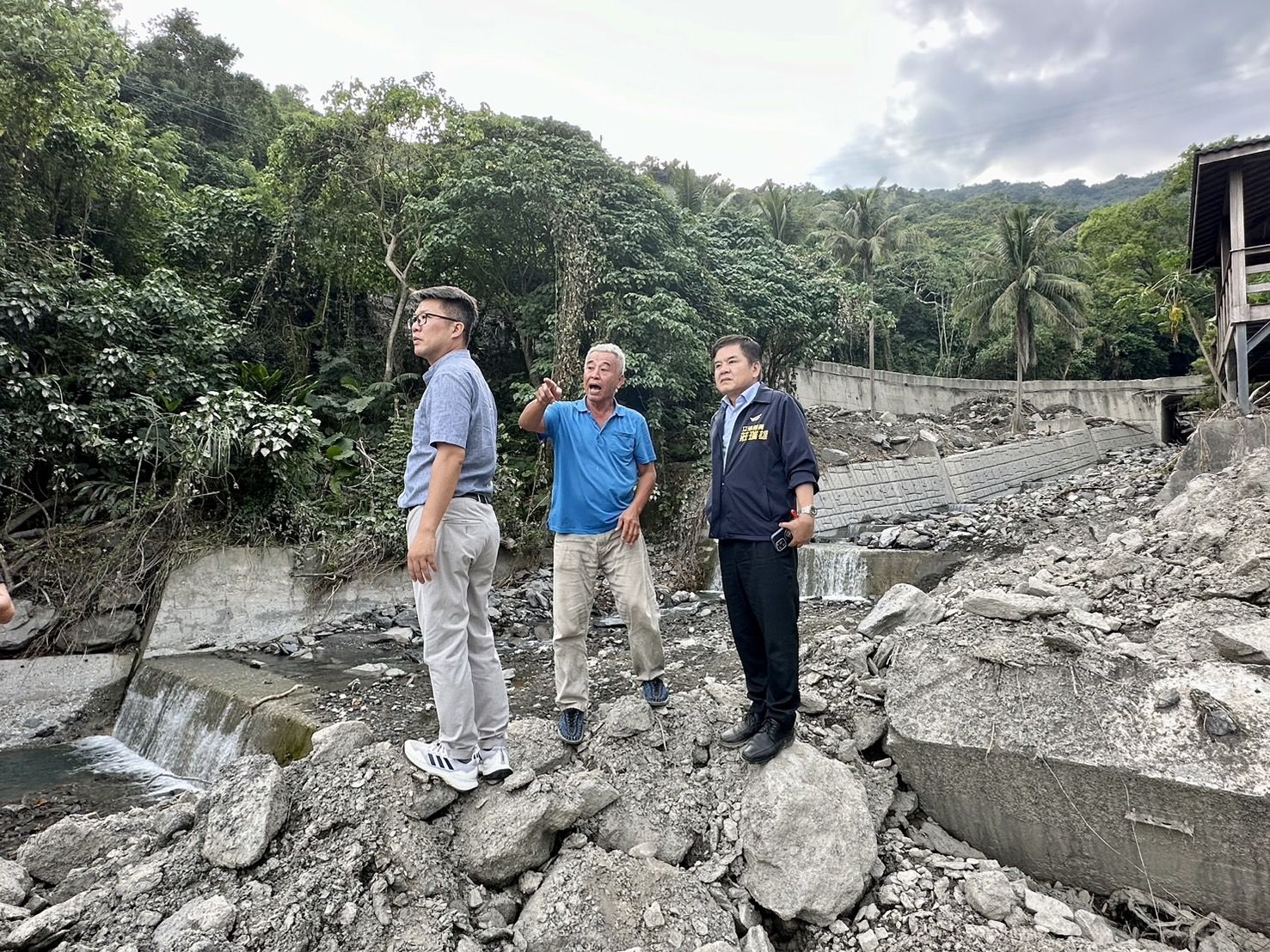 南迴鐵公路橋墩地基掏空，怵目驚心！    不分黨派，一同為儘速復原家鄉而努力。