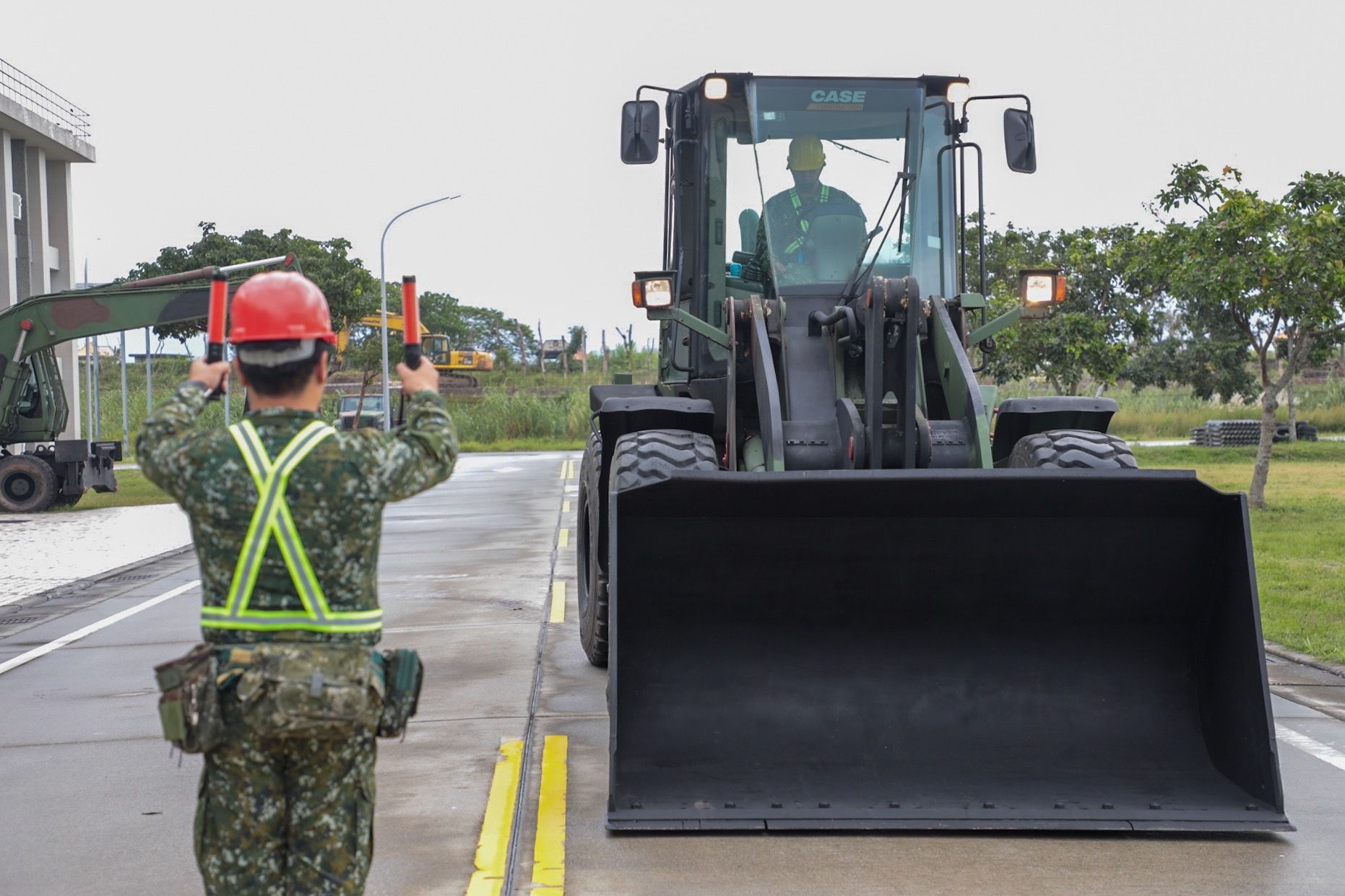 國軍第二作戰區完成災防兵力編組及裝備物資檢整，待命救援。