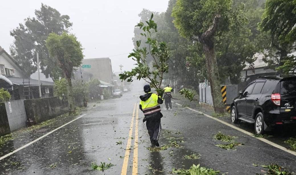 關警頂風雨移除路面斷枝護交安 呼籲民眾：別出門確保安全