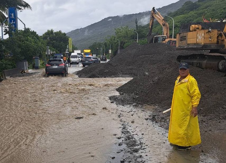 臺東縣太麻里鄉台9線380K+000 (三和路段) 發生土石泥流，目前搶通北上外車道單線雙向通行。