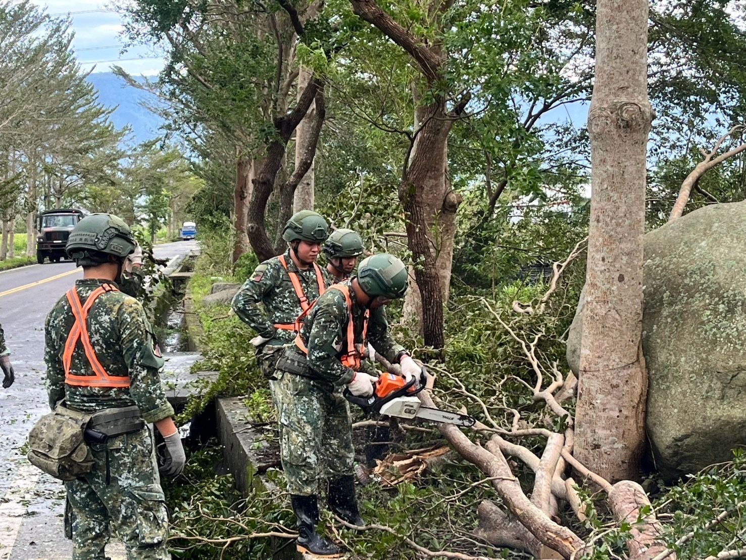 國軍第二作戰區「苦民所苦」 前往災區執行復原工作