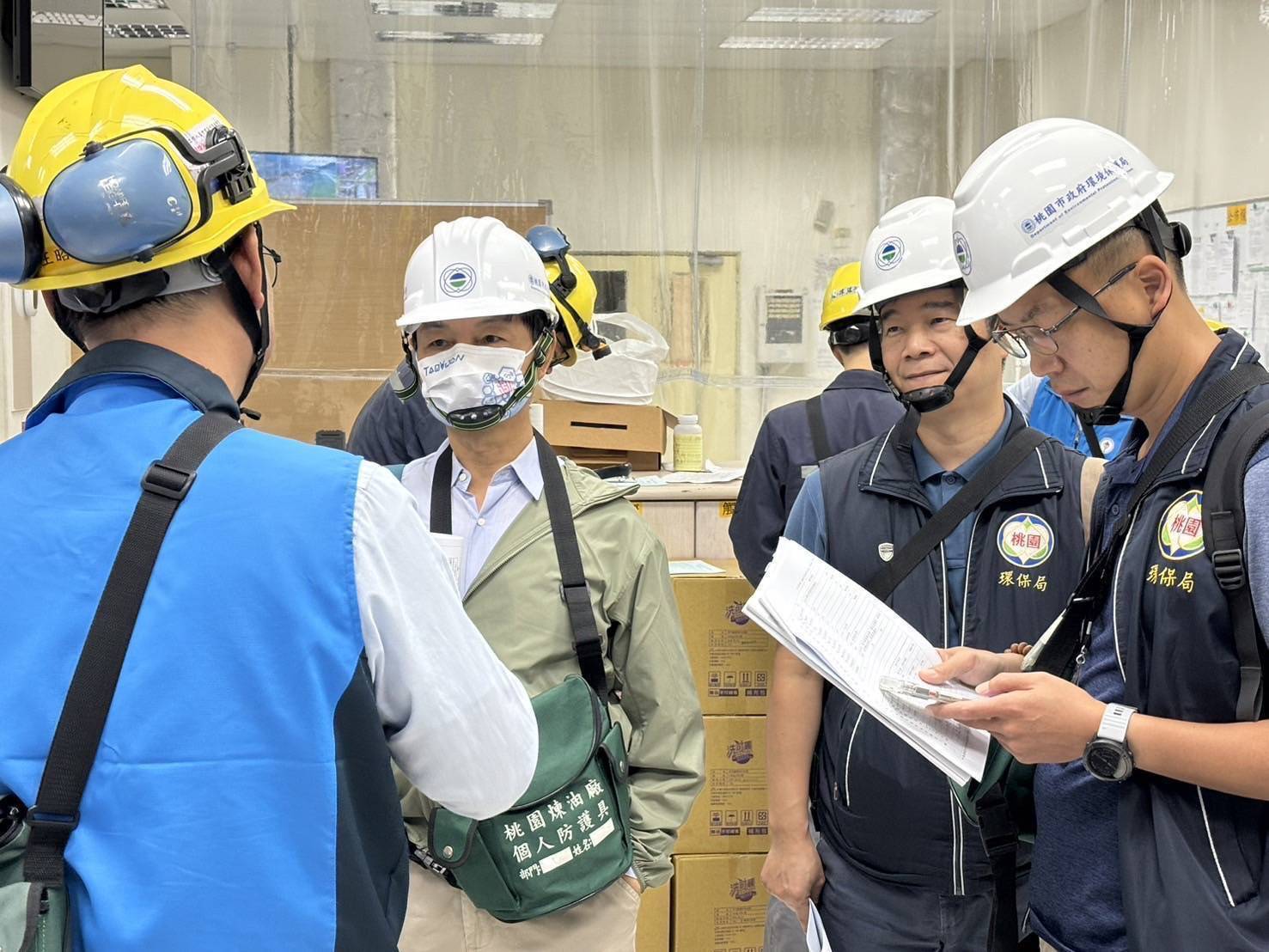 桃園市環保局「包公車」開進桃煉廠督促中油提升環境管理品質