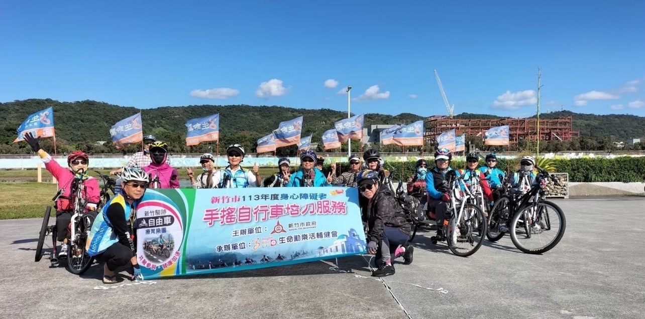 竹市力推「科技手搖自行車」　邱臣遠代理市長透過運動和社會參與助身障者展現自信笑容