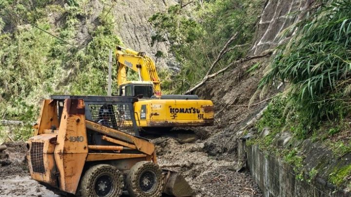 臺東縣東河鄉台23線16K+568~25K+100 (北源路段)，因颱風豪雨造成土石泥流，實施道路封閉。