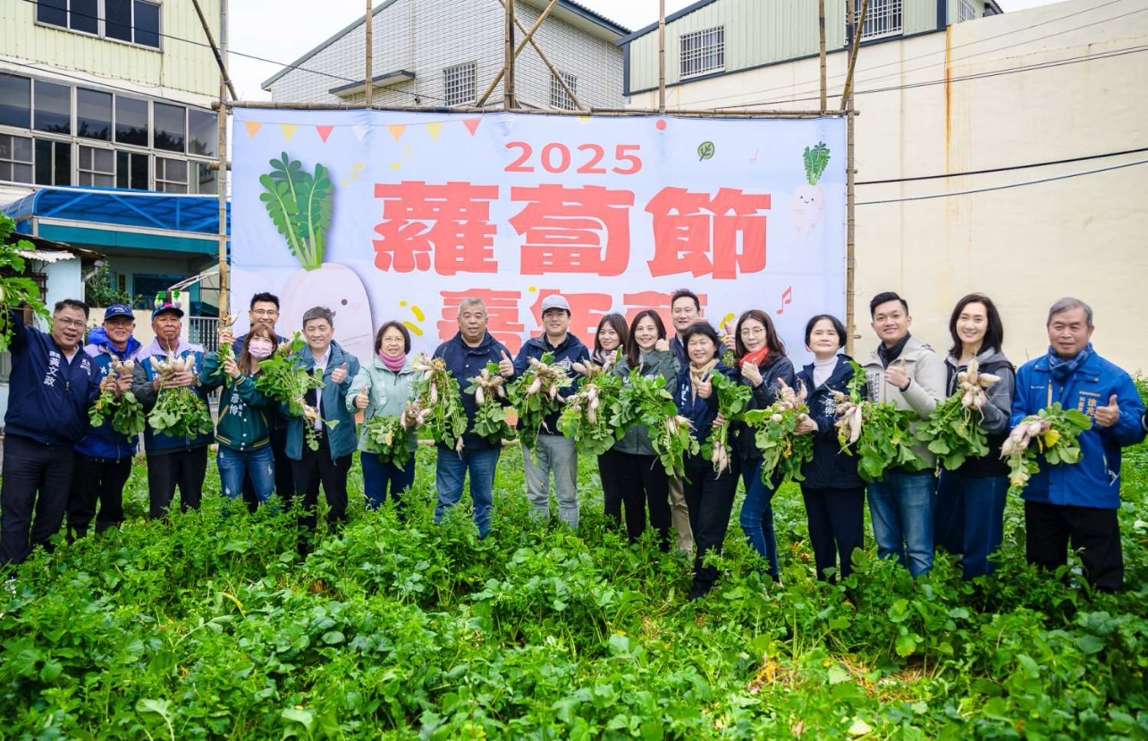 竹市前溪社區逾千人參加蘿蔔節 邱臣遠代理市長與市民體驗拔蘿蔔農村樂