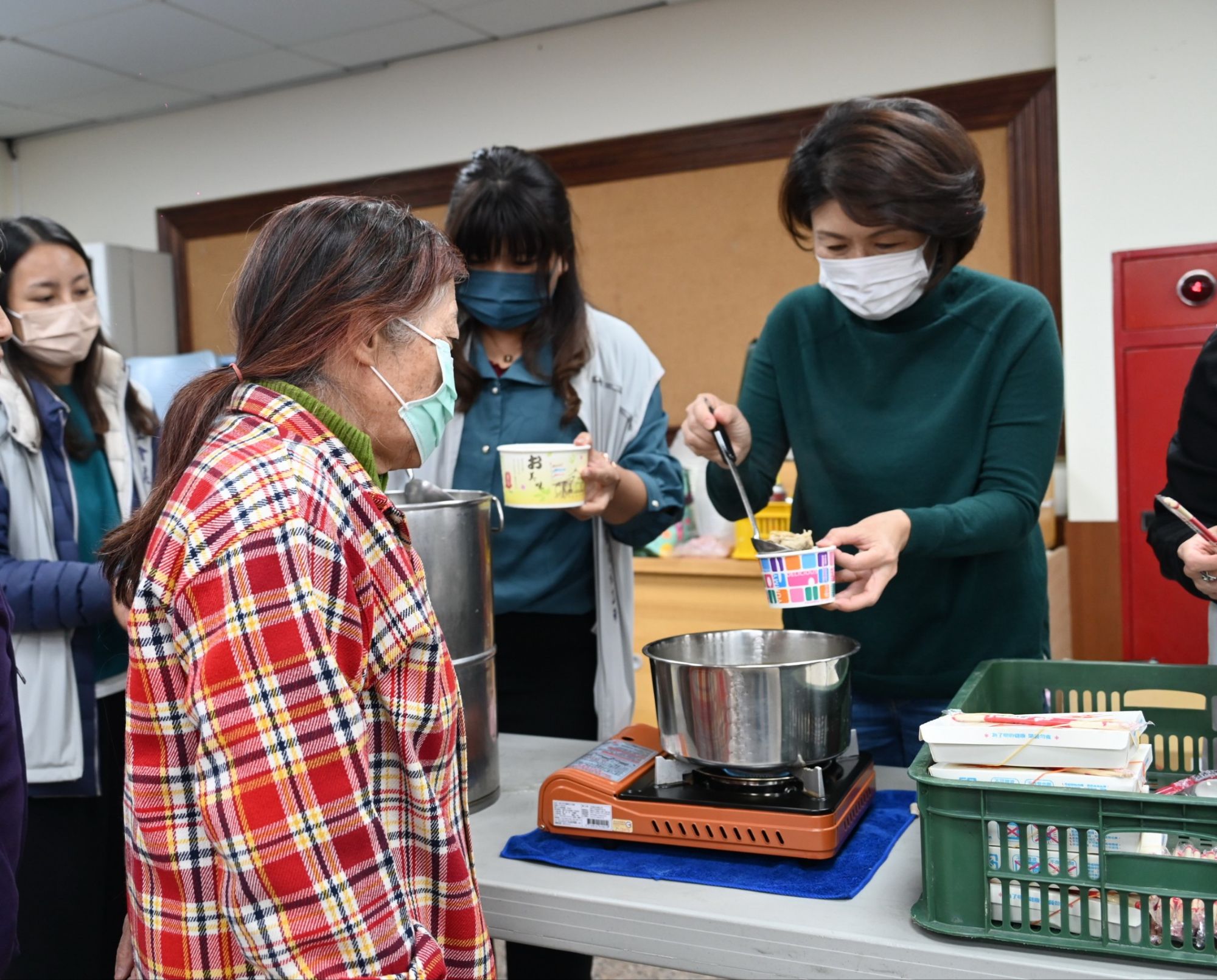 氣溫驟降  臺東縣府為弱勢民眾送熱食「歲末傳愛送關懷」