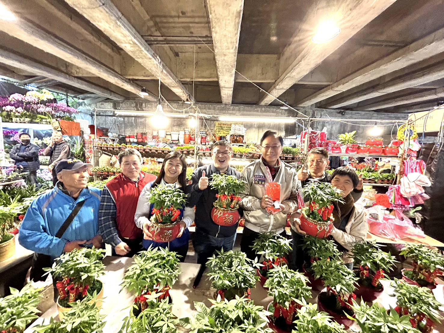 張善政市長赴桃園花市拜早年 市民搶千份福袋秒殺