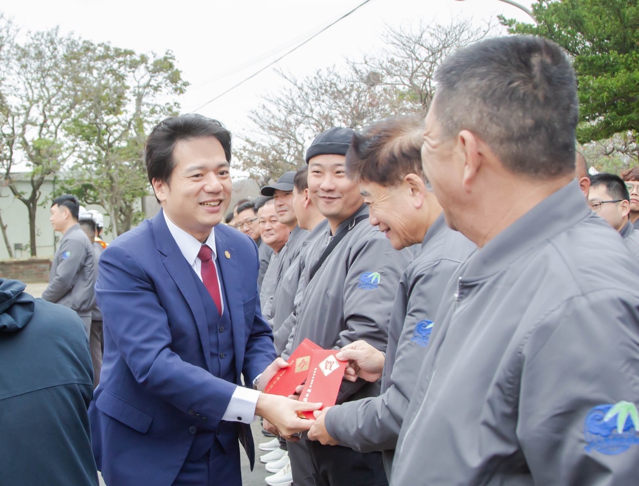 邱臣遠代理市長春節前夕慰勉清潔隊員辛勞 致贈紅包感謝維護市容環境