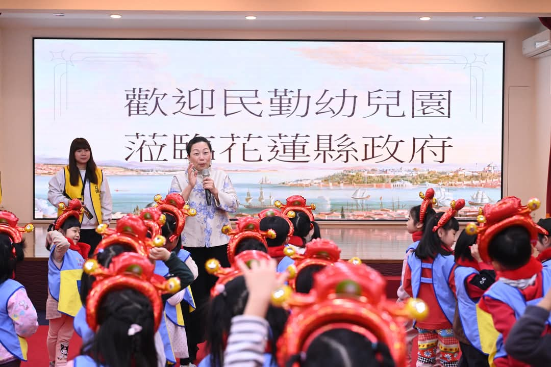 民勤幼兒園學童至縣府拜年 縣長徐榛蔚祝褔大家新年快樂