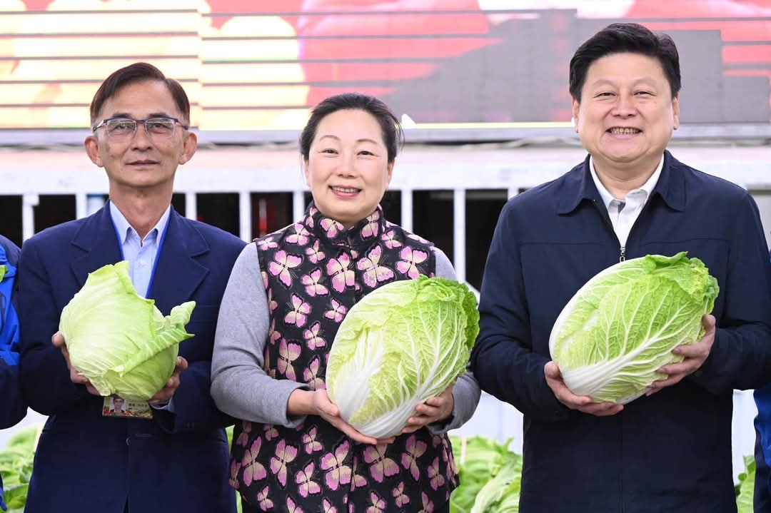 縣長徐榛蔚偕同立委傅崐萁赴花蓮市果菜市場拜早年 確保蔬果品質供應充足