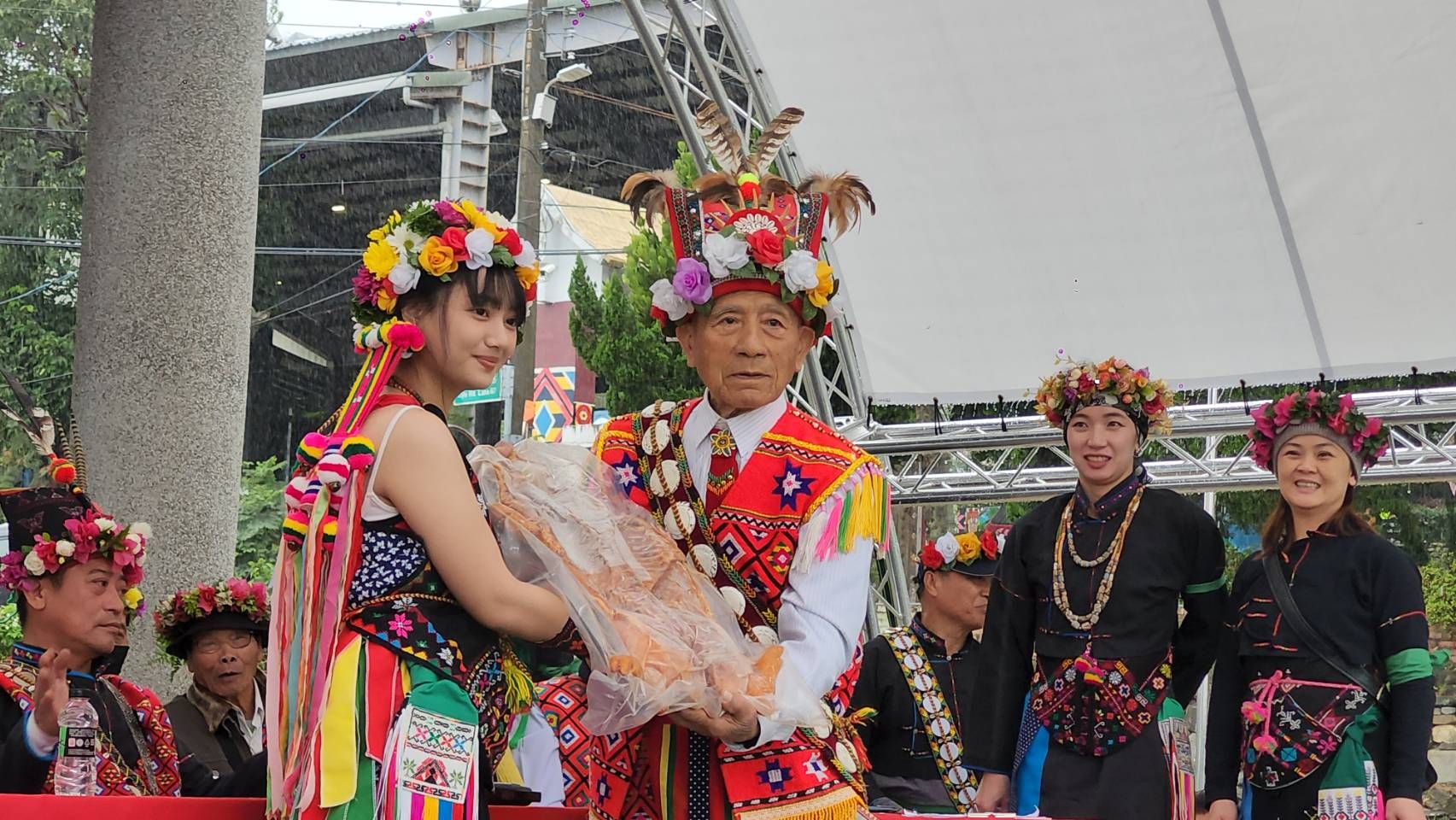 卑南族聯合年祭盛大登場   新活動會旗以「共鳴之紋」設計、卡大地布部落陳緹瀅獲得首獎